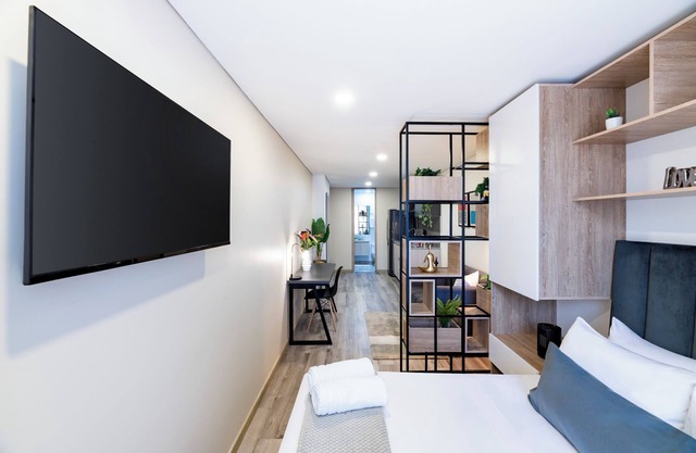 Modern loft in 85 st with fast wifi, near restaurant, mall center and bars