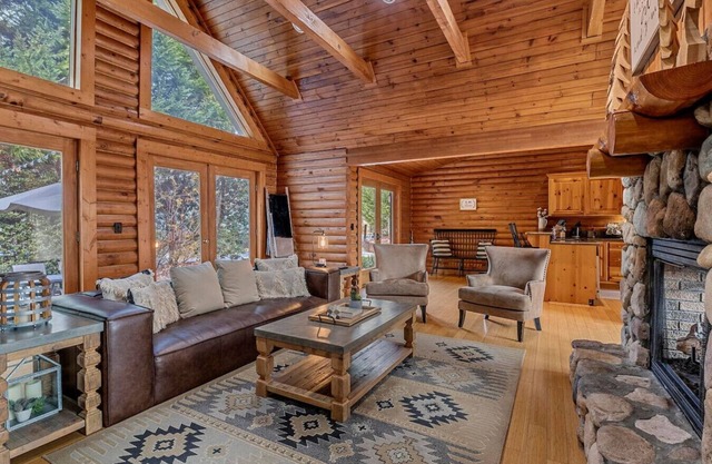 Modern Log Cabin, Fireplace, Pool Table, and Mountain View!