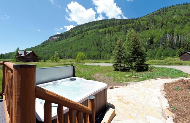 Modern Log Cabin - Incredible Views - 3 Min to Purg - Private Hot Tub