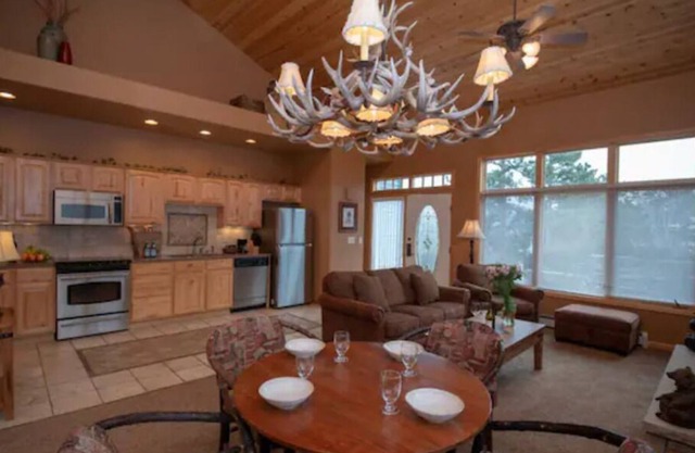 Modern log-cabin style condo, fireplace, patio, hot tub, perfect retreat! #301