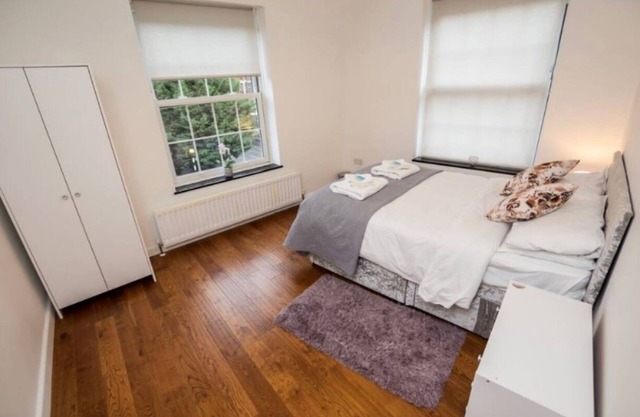 Modern London Apartment with 4 Bedrooms
