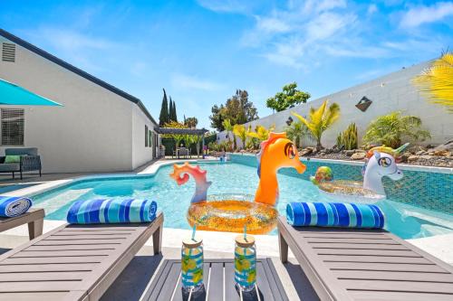 Modern Lux 4 BR Home- Pool, Spa and Gym
