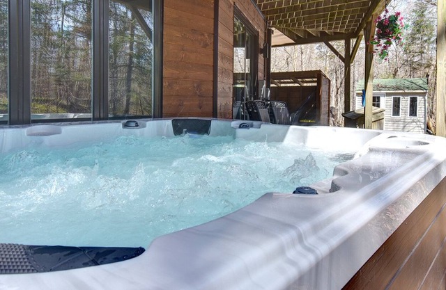 Modern+Lux Chalet + Jacuzzi, 1 km to ski lift