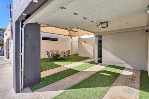 Modern Lux Home/Sleeps 12/5 min to Beach/High speed fiber optic internet!