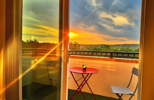 Modern, Lux Treetop Apt w/access to gym, pool and restaurants steps away!