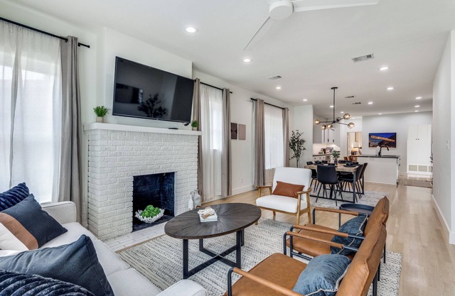 Modern Luxe Retreat w/Patio, walk to Dickies, close to Will Rogers and TCU