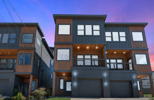 Modern Luxury 3 Story Home close to Broadway with Rooftop
