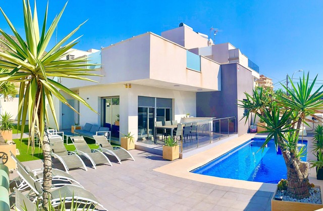 MODERN LUXURY BEACH VILLA WITH PRIVATE POOL, SEA VIEW, WIFI. AIR CON IN BOLNUEVO