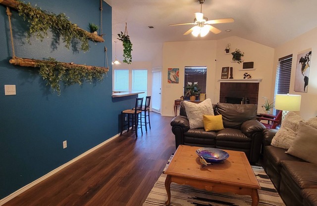 Modern Luxury Room W/Jacuzzi, Near TWU/UNT and Denton Square
