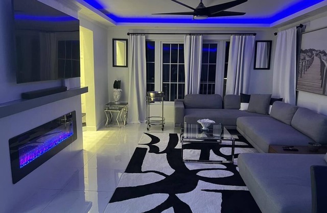 Modern Luxury TH, 24 Hrs Sec Gated Comm, PVT Beach, Pool, Ocean Front, WI-FI, AC