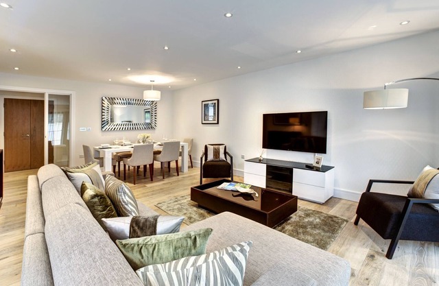 Modern, Luxury Two-Bed Apartment with Private Patio