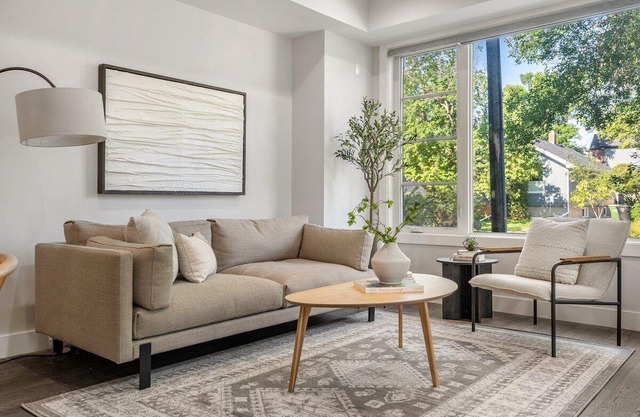 Modern Mediterranean 4BR near Downtown w/Cable