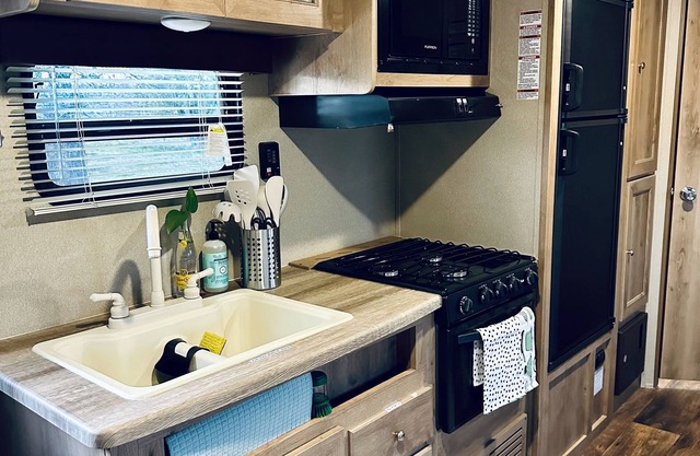 Modern-meets-boho getaway on Lake Buchanan - family & dog-friendly