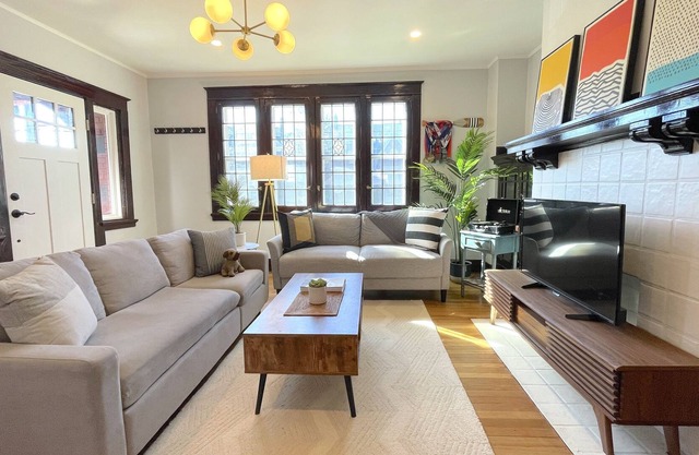 Modern Meets History - Friendship 2BR Apartment