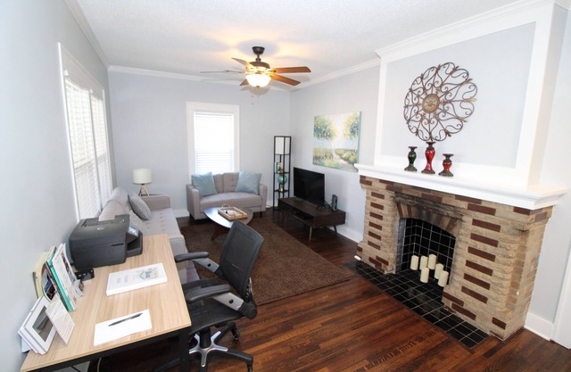 Modern Midtown Home -Dogs OK -Work Desks -Porch Swing -Fully Privacy Fenced Yard