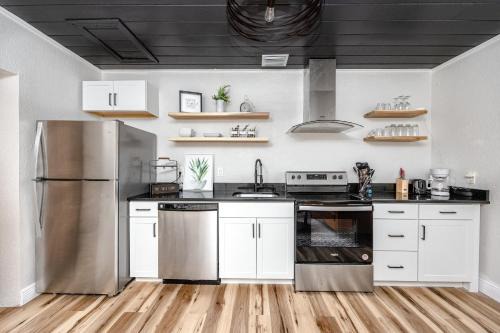 MODERN - Mins to Beach - Walk to Downtown - Free parking