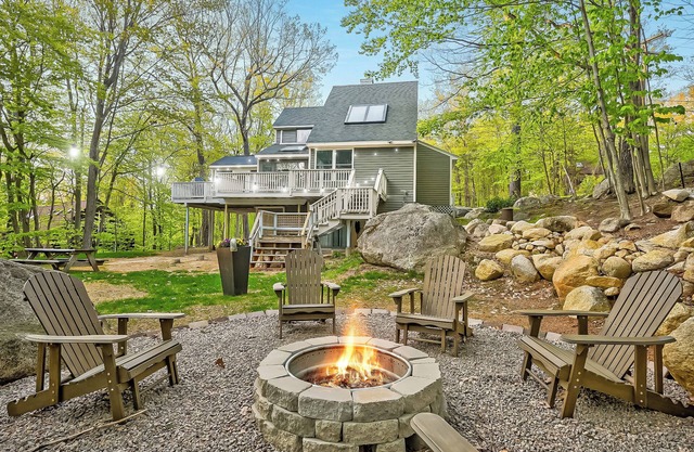 Modern Mountain Escape. Outdoor Patio, Fire Pit, EV Charger & Nature Views