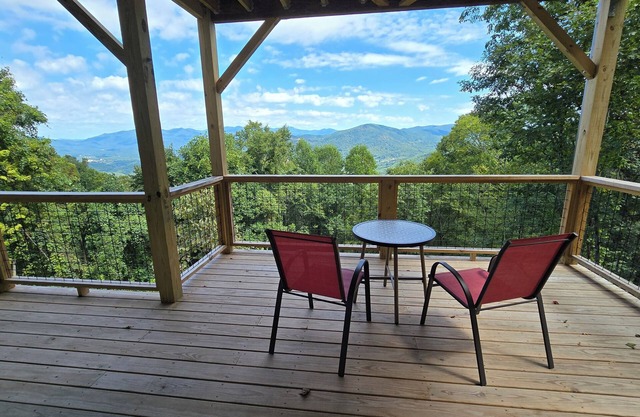 Modern Mountain Getaway with Breathtaking Views. Unwind in Style.