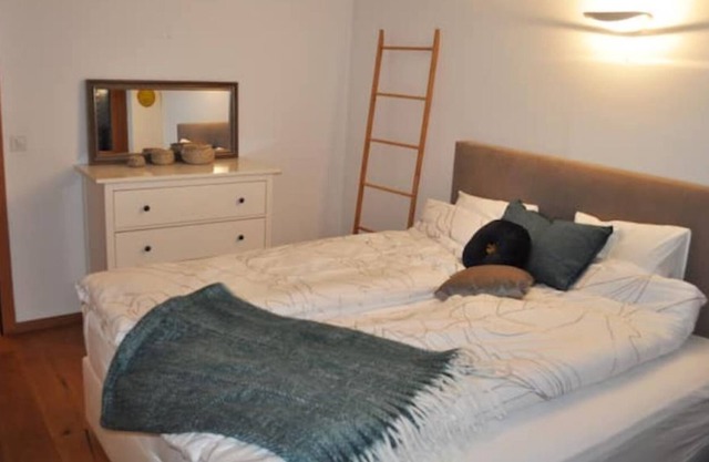 Modern Mountain Retreat with Stunning Views, Garden & Sauna - Kid Friendly