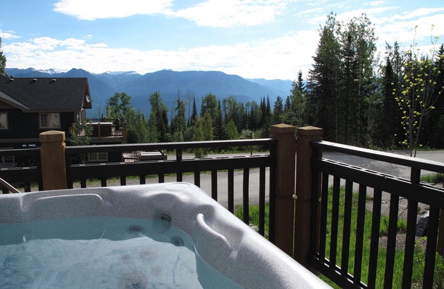 Modern Mountain Retreat - Private Hot Tub with Views