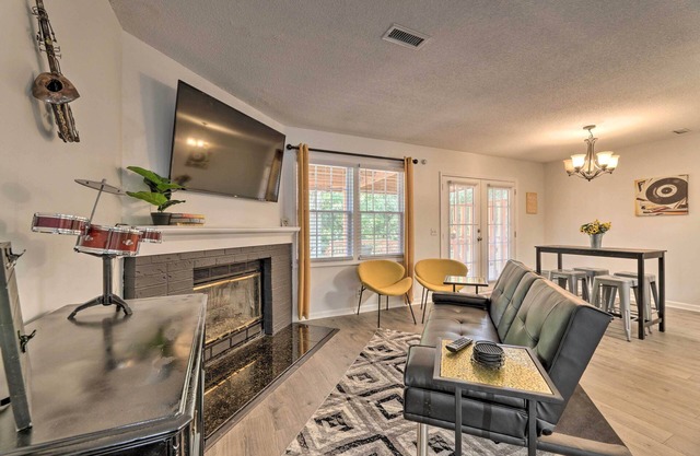 Modern Nashville Townhome: Large Yard & Deck!