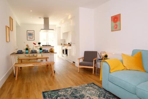 Modern New House - Great Location - Garden - Parking - Fast WiFi - Smart TV - Stunning 2 Bedroom House sleeps up to 4! Only 5 mins drive to Sandbanks Beach