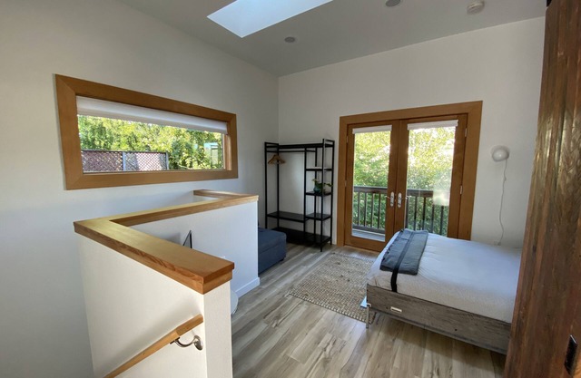 Modern, new stand alone furnished 2 level studio with views of Mt Tabor.