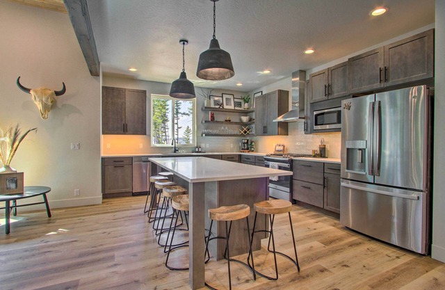 Modern & Newly Built Cabin: Ski, Fish, Hike!