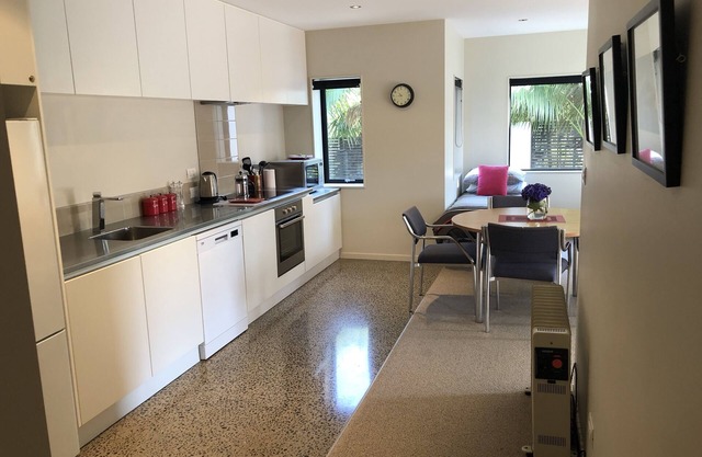 Modern Oakura Accomodation right in the village