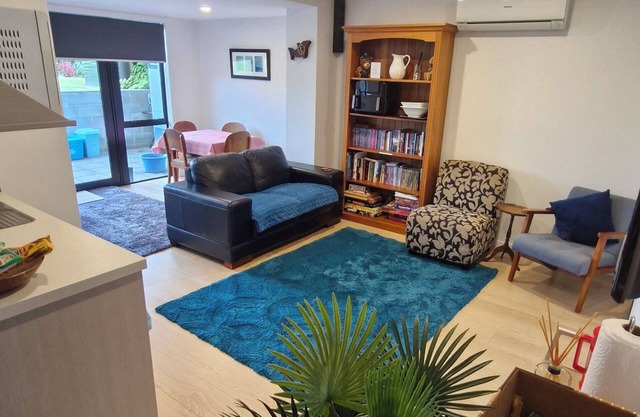 Modern Oakura 2 Bedroom Apartment 2 mins walk to beach 5 mins walk to village