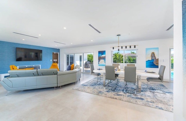 Modern Oasis With Heated Pool Quick Drive To Beach