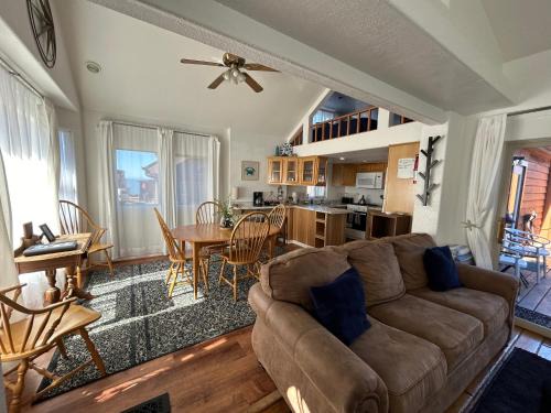 Modern Ocean Cabin 27 Stylish Kitchen & Jacuzzi