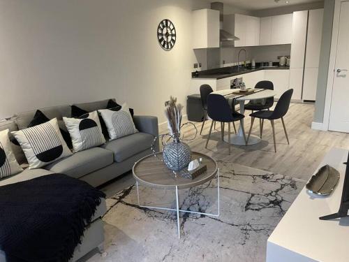 Modern Old Picture House City Centre Apartment 2 Bed - 1 Covered Secure Parking Space