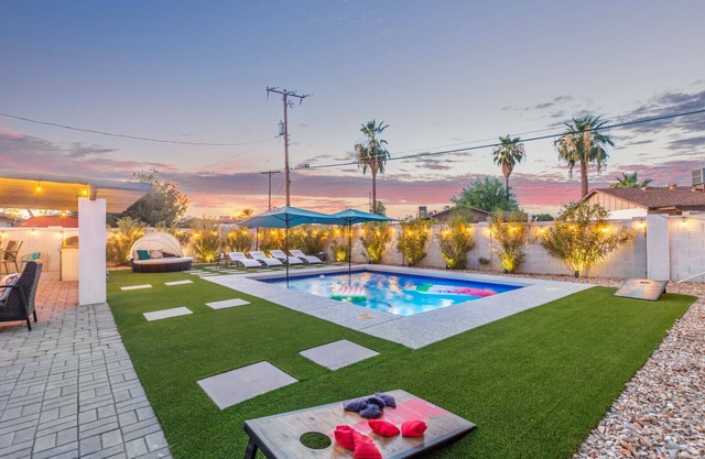 “Modern” Old Town Scottsdale, Resort Style yard, Baja HEATED Pool Hot Tub, BBQ