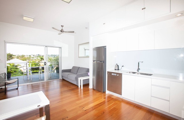 Modern One Bedroom on Top Floor, Parking and Wifi-Walk to Ferry, Shops and Cafes