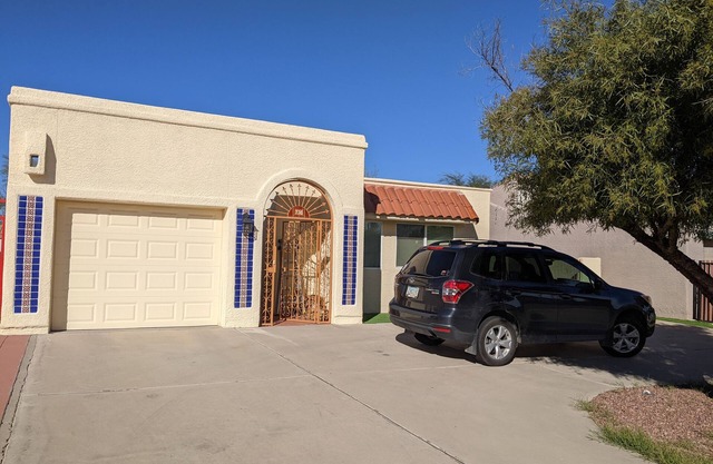 Modern open floor plan 3BR house near downtown, street car and Mercado