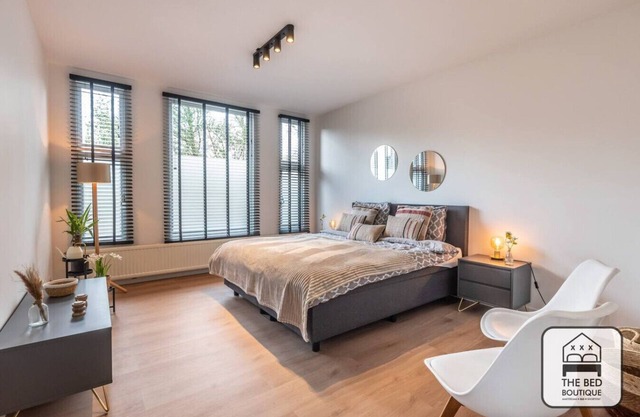 Modern Pearl Room in Peaceful Amsterdam Zuid | Walk to Forest + Free Parking