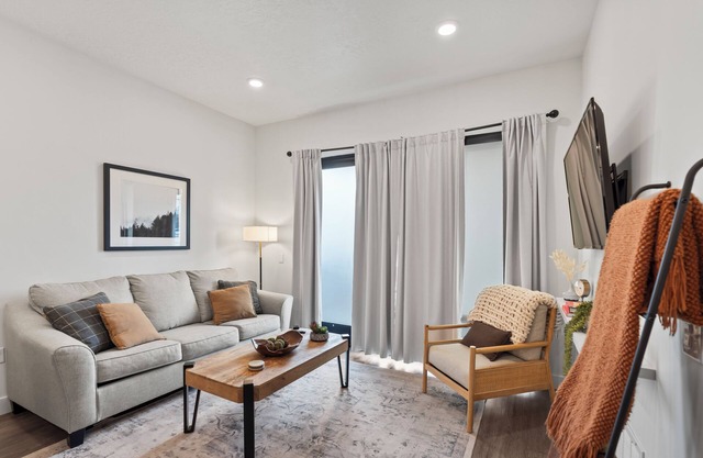 Modern Pet Friendly Downtown Retreat!
