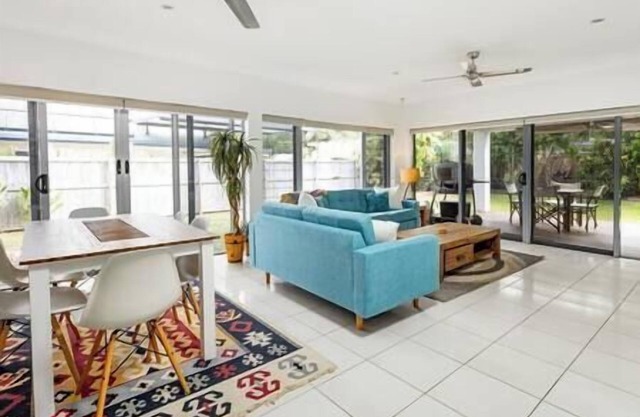 Modern Pet Friendly Home, BBQ & Large Backyard