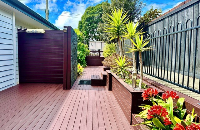 Modern Private 2nd floor home unit with full kitchen 2bedroom 2bathroom inAlbany