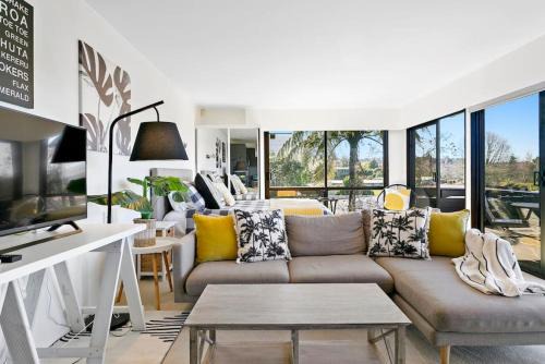 Modern Private Retreat With Balcony and Lake Views