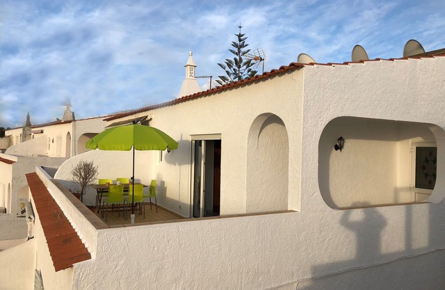 Modern, quietly located vacation apartment with sea view + close to the beach, fully air-conditioned