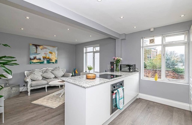 Modern Racecourse apt w/parking within city walls