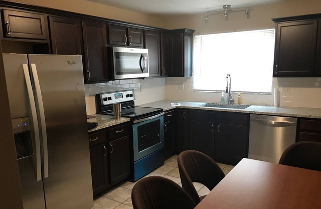 Modern Ranch, New Furn/Appliances, Gar, 55"TV, Roku, Big Yard, WiFi