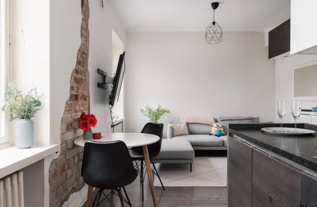 Modern & Renovated 1BR Apt in City Center