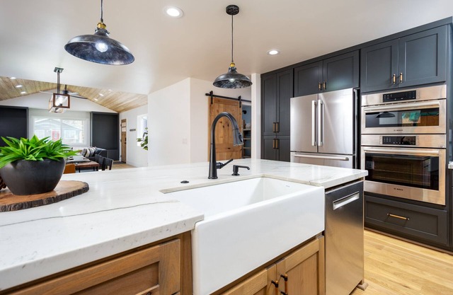 Modern Renovated Family Cabin With Hot Tub I Game Room I Big Kitchen I Bunk Room