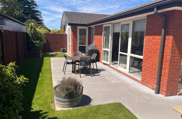 Modern Retreat – Private, Clean & Near Airport.