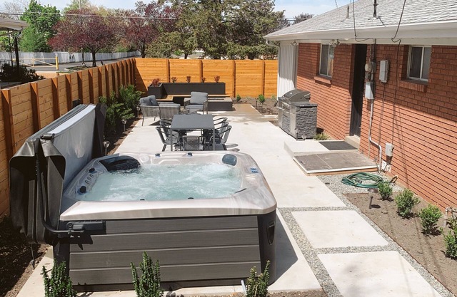 Modern Retreat House Ski Snowboard Hot Tub Firepit BBQ