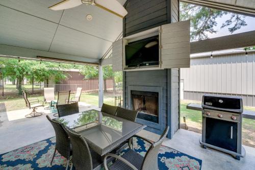 Modern Retreat with Gas Grill - Walk to Lake Texoma!