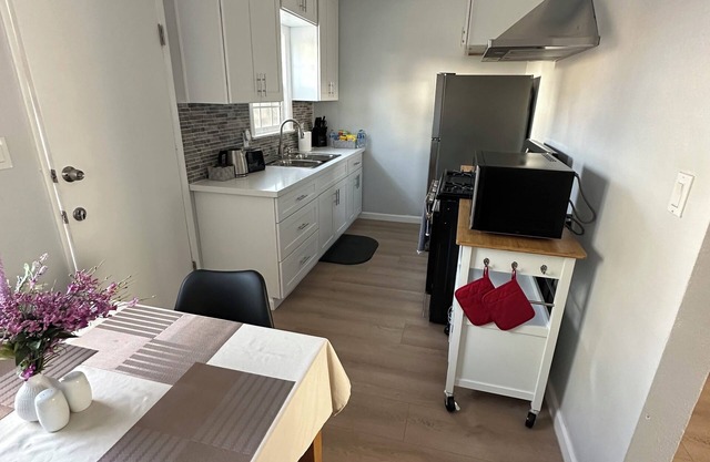 Modern Retreat with private back yard close to LAX, SoFi, Kia Forum and beaches.